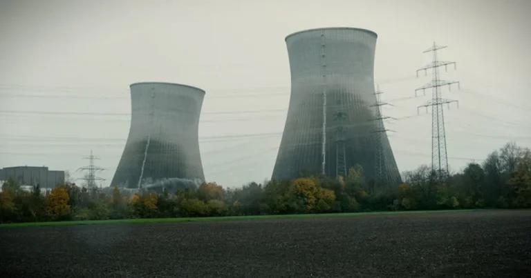 Almaniyanın ən güclü atom elektrik stansiyasının soyutma qüllələri partladıldı Almaniyanın ən güclü atom elektrik stansiyasının soyutma qüllələri partladıldı