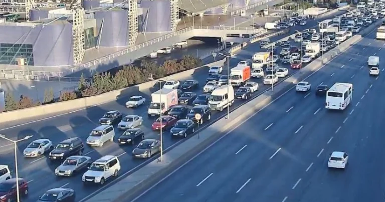 Bakının bir sıra yollarında tıxac müşahidə olunur Bakının bir sıra yollarında tıxac müşahidə olunur