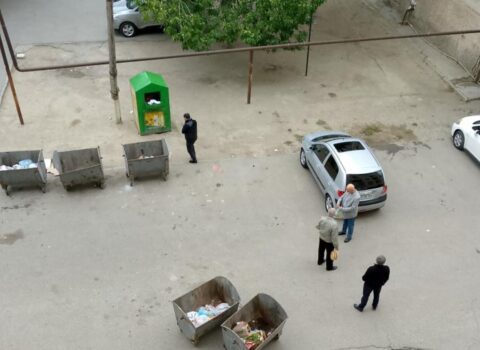 Sumqayıtda zibil qalmaqalı: Şəhid bacısı bütün məhəlləni ayağa qaldırdı – FOTOFAKT