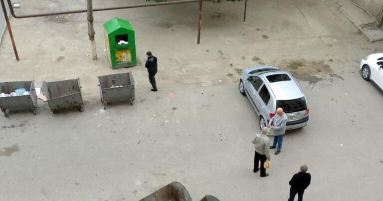 Sumqayıtda zibil qalmaqalı: Şəhid bacısı bütün məhəlləni ayağa qaldırdı – FOTOFAKT