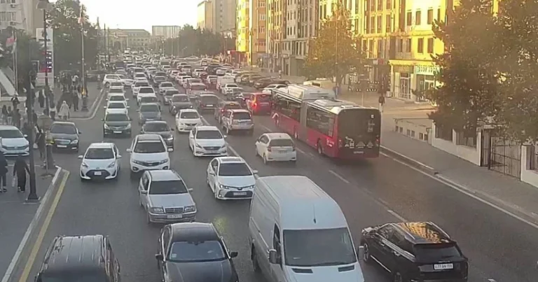 Bakının bir sıra yollarında nəqliyyatın sıxlığı yaranıb – SİYAHI