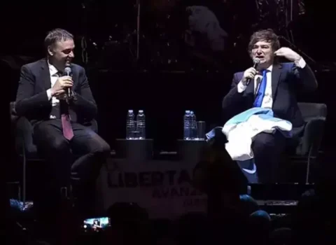 Prezident səhnədə şou göstərdi, qarşıdurma yarandı