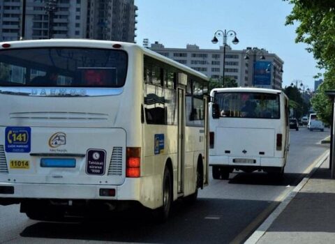 Bakıda avtobusda qəribə HADİSƏ: masa açıb hər kəsə tort payladı – VİDEO