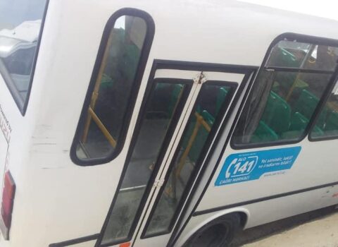 Şəkidə sərnişin mikroavtobusu ağaca çırpıldı