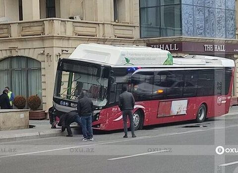 Bakıda 2 sərnişin avtobusu toqquşdu – Video