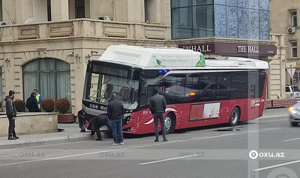 Bakıda 2 sərnişin avtobusu toqquşdu – Video