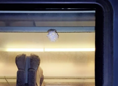 Sərnişinlə dolu Bakı-Sumqayıt qatarına daş atıldı – FOTO