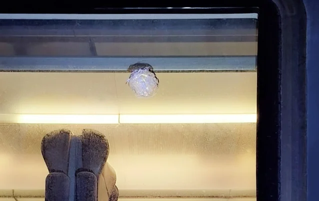 Sərnişinlə dolu Bakı-Sumqayıt qatarına daş atıldı – FOTO