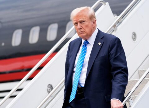 Trampın təyyarəsi 2 saat gecikmə ilə Sürixə eniş etdi