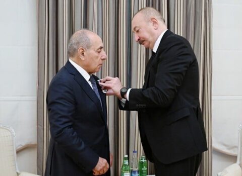 Prezident Yaqub Eyyubovun döşünə orden taxdı – Foto