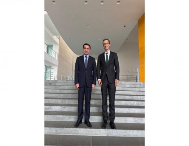 Hikmət Hacıyev Berlində Almaniya kanslerinin müşaviri ilə görüşüb