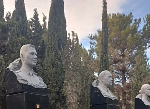 Rusiyanın vurduğu təyyarədə həlak olan üç ekipaj üzvünə büst qoyuldu