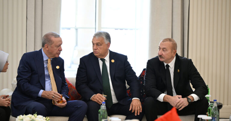 Liderlər çay süfrəsi arxasında… – FOTOLAR