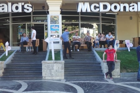 Bakıda atla “MakDonalds”a gəldi, xidmət etmədilər – Video