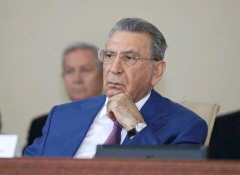 Villasında ayrıca iclas salonu yaradıb, tribuna qurubmuş