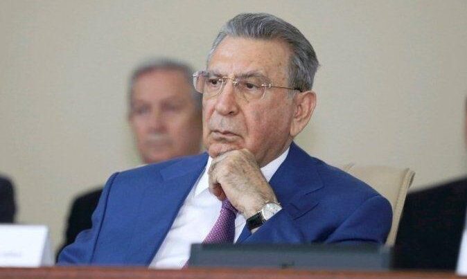 Villasında ayrıca iclas salonu yaradıb, tribuna qurubmuş Villasında ayrıca iclas salonu yaradıb, tribuna qurubmuş