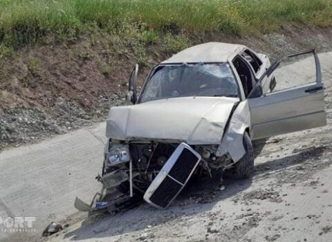 “Mersedes” yoldan çıxaraq ağaca çırpıldı: ölən var