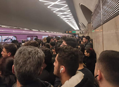 Metroda problem yarandı: qatar tuneldə qaldı