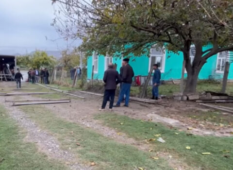 3 uşaq atası avtomobili ilə kanala belə düşüb — Ətraflı