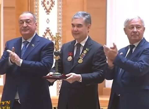 Bakıda tutulan QHT sədri bu şəxsin yaxasına da saxta “Dədə Qorqud” ordeni asıbmış