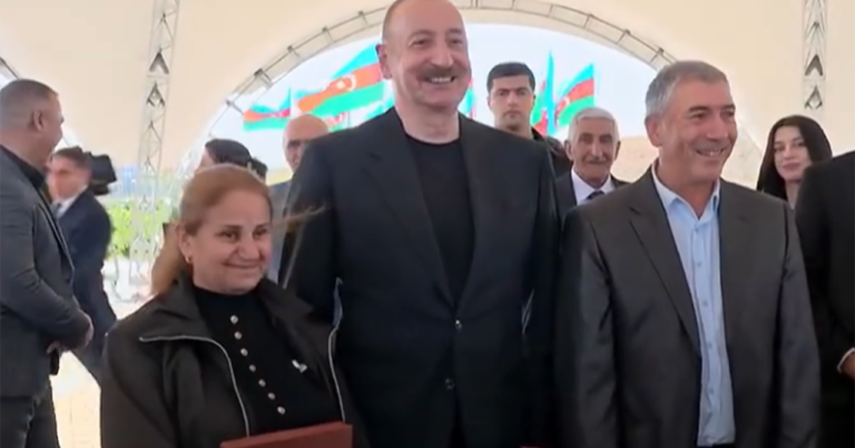 “Cənab Prezident, oğlum əsgərdir, tapşırdı ki, şəkil çəkdirək” – VİDEO