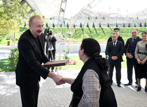 İlham Əliyev Horovlu sakinlərinə mənzillərin açarlarını təqdim etdi