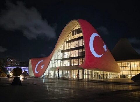 Heydər Əliyev Mərkəzi Türkiyə bayrağı ilə proyeksiya olundu
