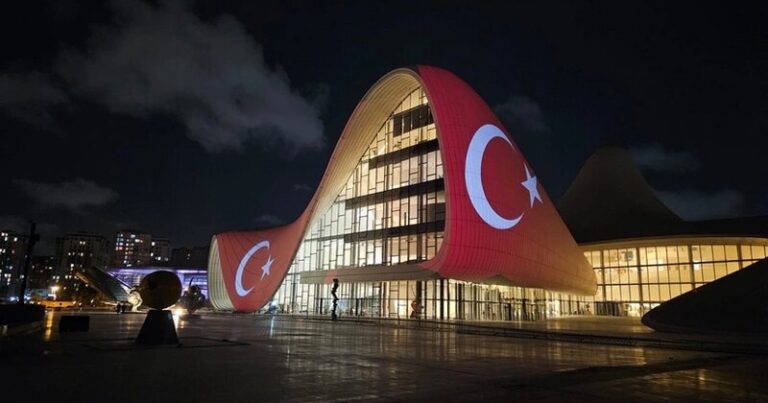 Heydər Əliyev Mərkəzi Türkiyə bayrağı ilə proyeksiya olundu Heydər Əliyev Mərkəzi Türkiyə bayrağı ilə proyeksiya olundu