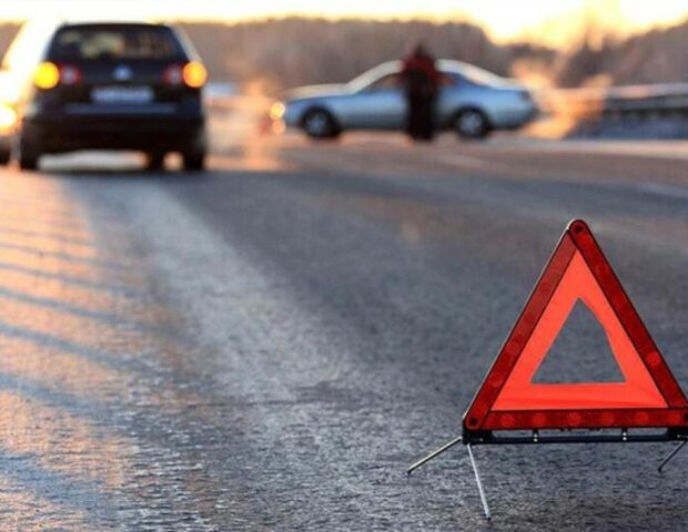 Ağdaşda mikroavtobus qəzaya uğradı