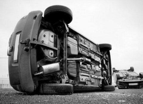 Gəncədə yük maşını iki avtomobilə çırpılaraq aşdı