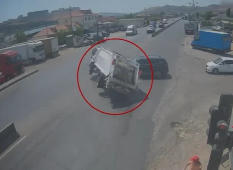 Qırmızı işığa məhəl qoymadı, ağır qəzaya səbəb oldu – Anbaan video