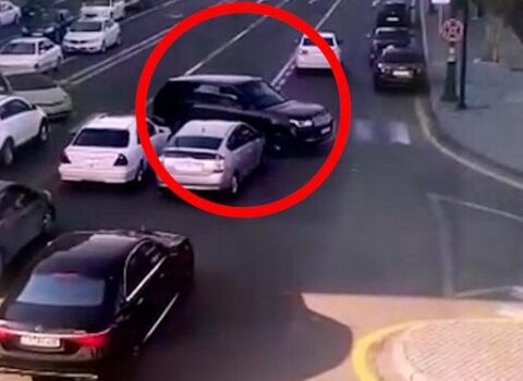 “Lənd Rover” parklanmış 3 maşını aşırdı – Video