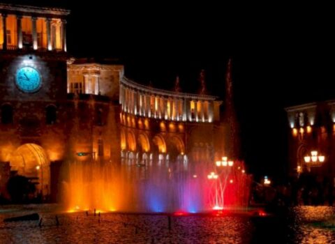 Ermənistanda məhkəmə binasında bıçaqla hücum oldu