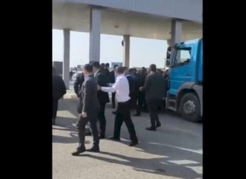 Bakıda mühafizəçilər dövlət qurumunun əməkdaşlarını döydü – VİDEO