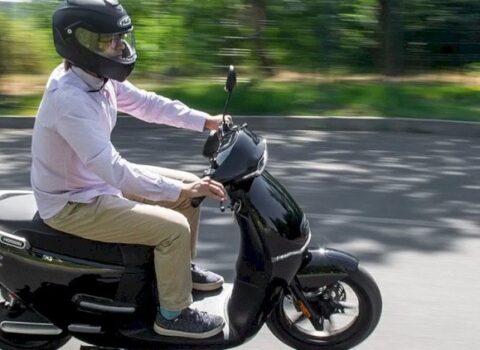 Moped idarə etmək üçün sürücülük vəsiqəsi tələb olunacaq