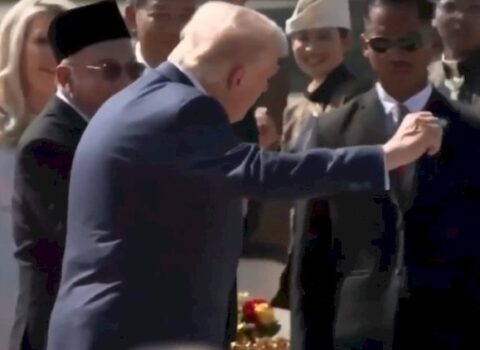Tramp hava limanında rəqs etdi – Video