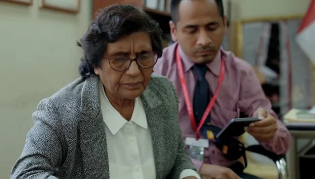 Millət vəkili parlamentin ofisində ayağını masaj etdirdi – FOTO Millət vəkili parlamentin ofisində ayağını masaj etdirdi – FOTO