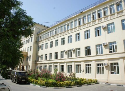 Yaşlı kişi xəstəxana binasından yıxılaraq öldü