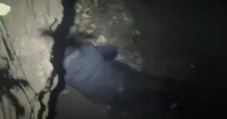 Körpüdən keçərkən çay dərəsinə yıxıldı – VİDEO