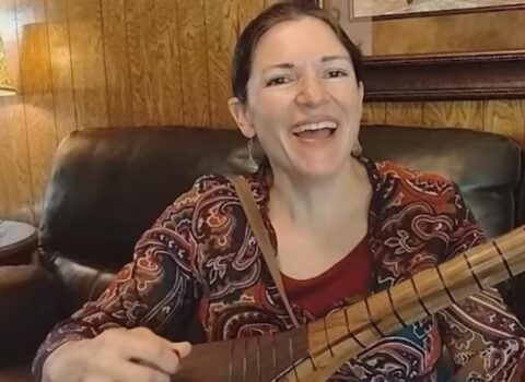 Amerikalıdır, gədəbəylilər kimi saz çalır – Video