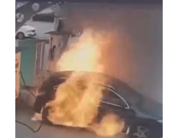 Şarj aparatında olan elektikli avtomobil belə yandı – Hadisə anı – VİDEO
