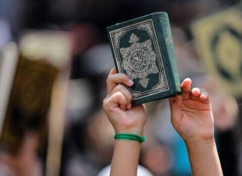 Canlı yayım açıb “Quran”ı yandırdı, saxlanıldı – FOTO