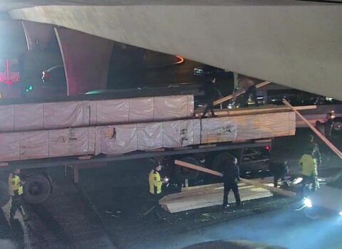 Yük asfalta dağıldı, tıxac yarandı – FOTO