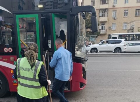Bakıda sərxoş sərnişin avtobusun şüşəsini sındırdı – FOTO