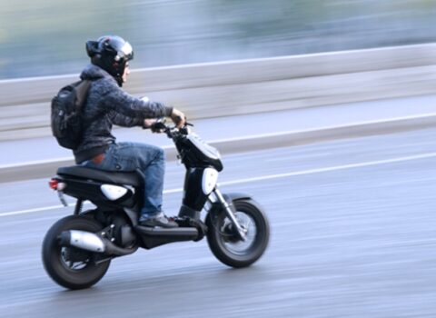 Bakıda 30 min manatlıq dam örtüyü və moped oğurlandı