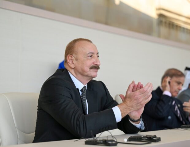 Prezident ailəsinin paraddan görüntüsü   —   FOTO