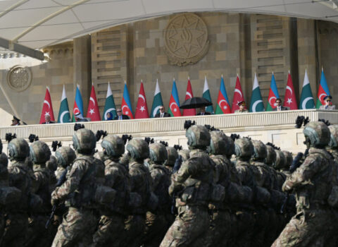 Bakıdan üç istiqamətdə güc nümayişi: Əliyev meydanda iki ölkəyə işarə etdi