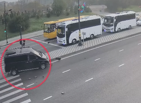 Yol qəzası svetoforu yararsız hala saldı