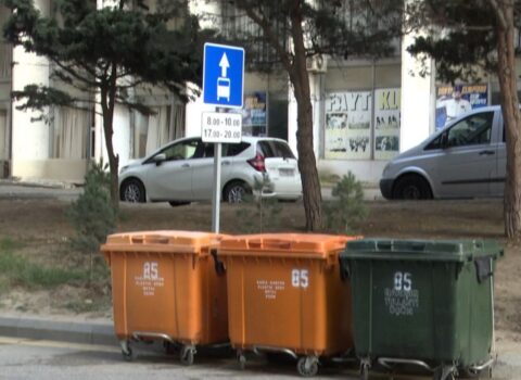 Bakıda zibil konteynerləri avtobus zolağına qoyuldu – VİDEO