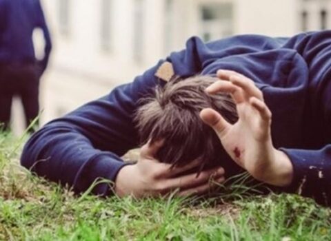 Qonşusunun qulağını dişləyib qopardı, həbs edildi